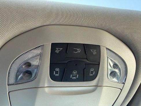 Used 2023 Chrysler Pacifica Limited AWD/4WD image 29