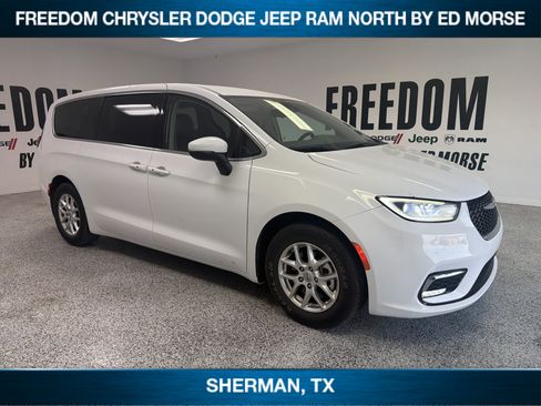 Used 2023 Chrysler Pacifica Touring-L FWD image 2