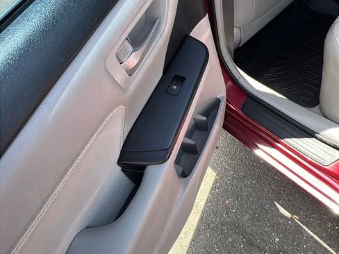 Used 2017 Toyota Camry XLE FWD image 13