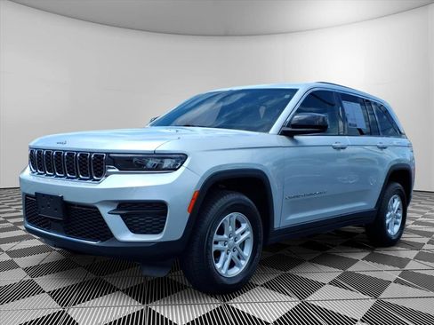 Used 2023 Jeep Grand Cherokee Laredo AWD/4WD image 23