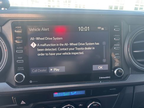 Used 2021 Toyota Tacoma TRD Off-Road image 8