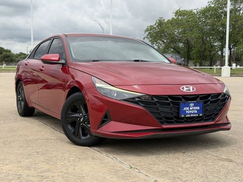 Used 2023 Hyundai Elantra SEL w/ Cargo Package FWD image 2