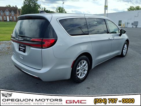 Used 2024 Chrysler Pacifica Touring-L FWD image 6