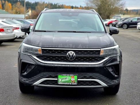 Used 2024 Volkswagen Taos SE image 2