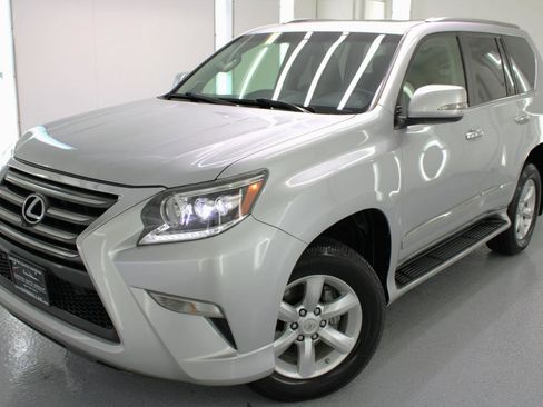 Used 2017 Lexus GX 460 image 2