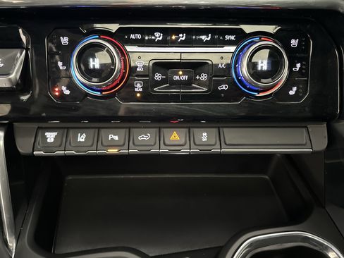 Used 2024 GMC Sierra 3500 Denali w/ Technology Package image 44