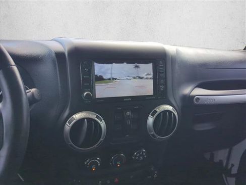 Used 2015 Jeep Wrangler Unlimited Rubicon w/ Connectivity Group AWD/4WD image 13