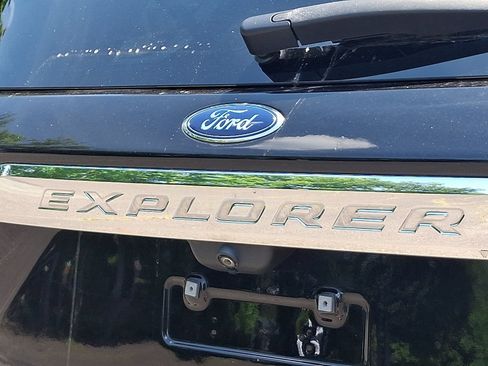 Certified 2020 Ford Explorer XLT w/ Comfort Package AWD/4WD image 28