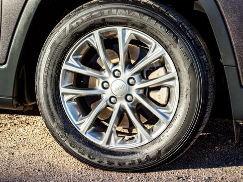 Used 2019 Jeep Cherokee Latitude Plus image 10