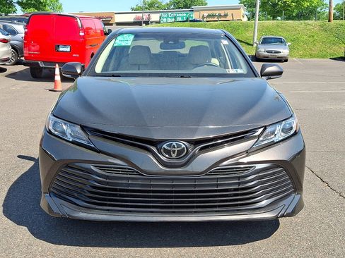 Used 2018 Toyota Camry LE w/ Convenience Package FWD image 2