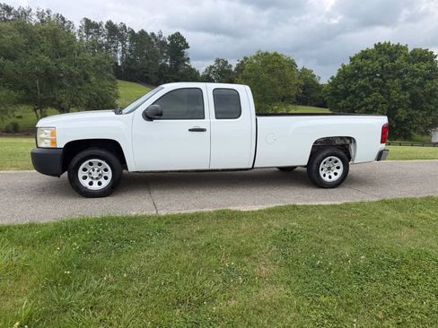 Used 2011 Chevrolet Silverado 1500 W/T RWD image 2