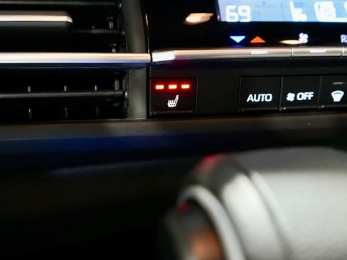 Used 2025 Toyota Sienna XLE Woodland Edition image 24