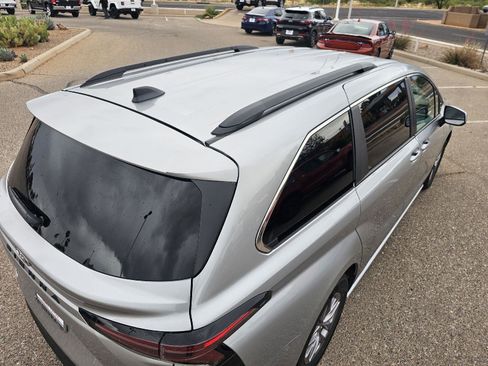 Used 2025 Toyota Sienna LE FWD image 17