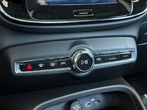 Certified 2025 Volvo XC40 B5 Plus image 24