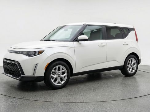 Used 2025 Kia Soul LX w/ LX Technology Package image 3