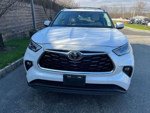 Used 2023 Toyota Highlander Limited image 2