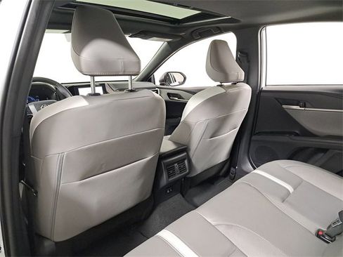 Used 2025 Toyota Camry SE image 11