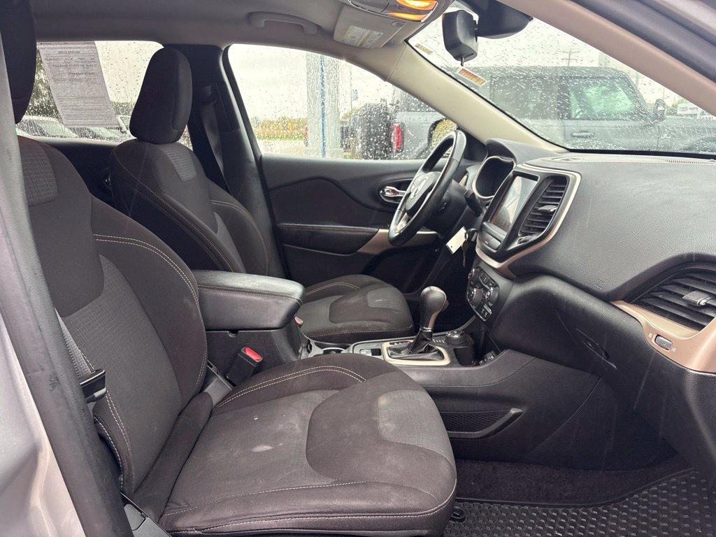 Used 2017 Jeep Cherokee Latitude w/ Cold Weather Group AWD/4WD image 21