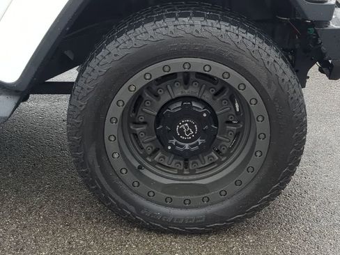 Used 2019 Jeep Wrangler Unlimited Sahara w/ Cold Weather Group AWD/4WD image 14