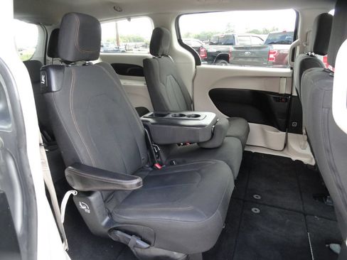 Used 2017 Chrysler Pacifica LX FWD image 8