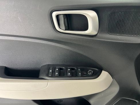 Used 2025 Hyundai Venue SEL FWD image 21