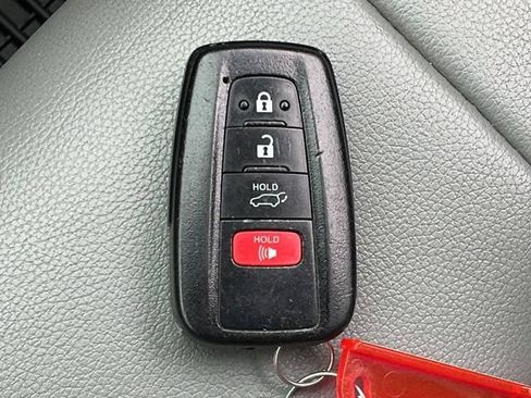Used 2020 Toyota Highlander XLE AWD/4WD image 29