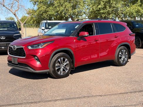 Used 2021 Toyota Highlander XLE FWD image 1