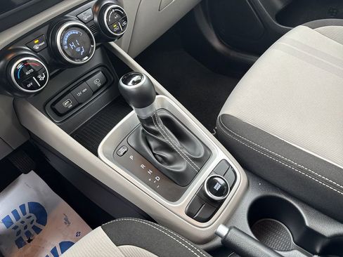 Used 2025 Hyundai Venue SEL image 13