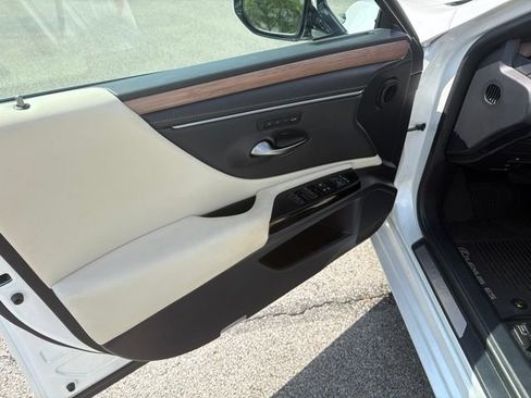 Used 2024 Lexus ES 300h w/ Premium Package FWD image 10