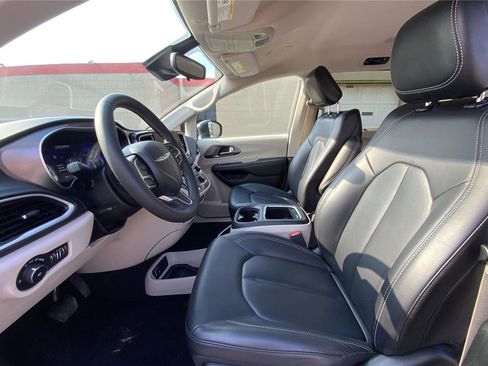 Used 2023 Chrysler Pacifica Touring-L FWD image 10