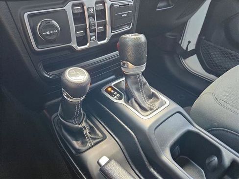 Used 2018 Jeep Wrangler Unlimited Sahara AWD/4WD image 11