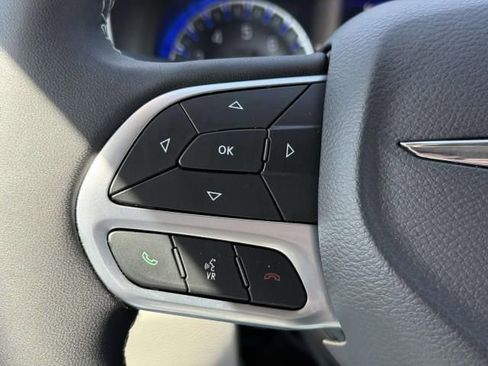 Used 2024 Chrysler Pacifica Touring-L FWD image 22