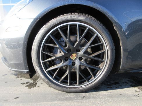 Used 2018 Porsche Panamera 4 image 18