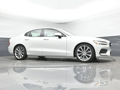 Used 2021 Volvo S60 T5 Momentum w/ Premium Package FWD image 10