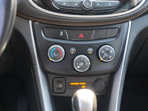 Used 2019 Chevrolet Trax LT w/ LT Convenience Package FWD image 23