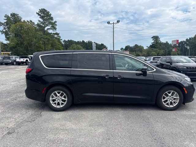 Used 2019 Chrysler Pacifica Limited w/ Tire & Wheel Group FWD image 2
