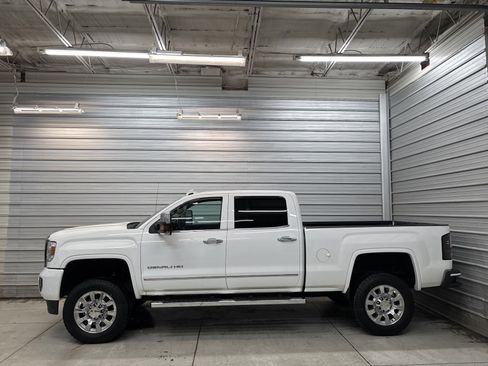 Used 2015 GMC Sierra 2500 Denali w/ Driver Alert Package image 10