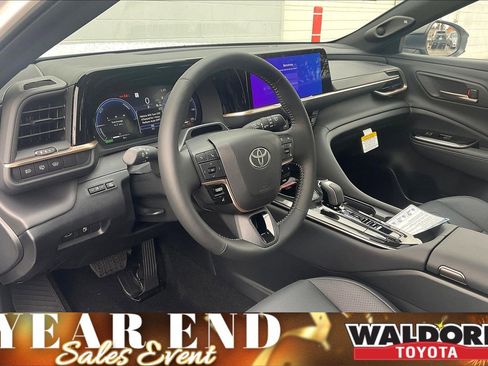 New 2025 Toyota Crown Signia image 7