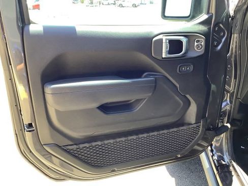 Used 2025 Jeep Wrangler Unlimited Rubicon 4xe w/ Convenience Group AWD/4WD image 9