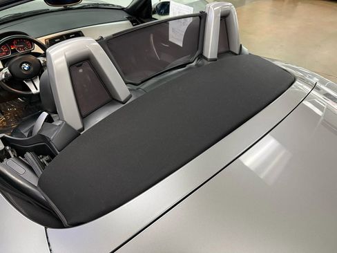 Used 2005 BMW Z4 2.5i image 22