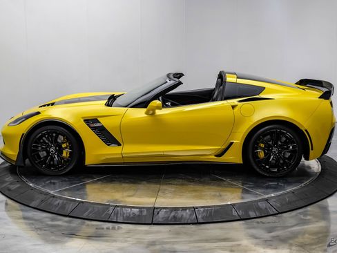 Used 2015 Chevrolet Corvette Z06 w/ 3LZ Preferred Equipment Group RWD image 9