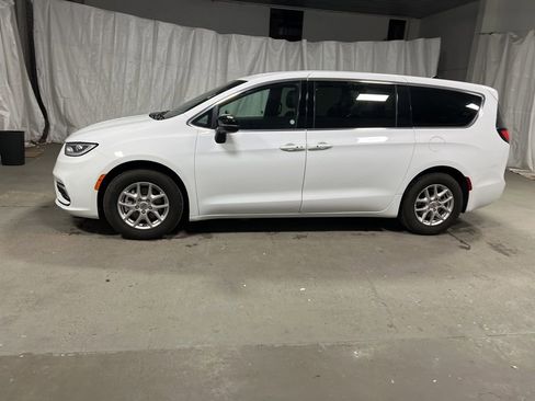 Used 2025 Chrysler Pacifica Select image 4