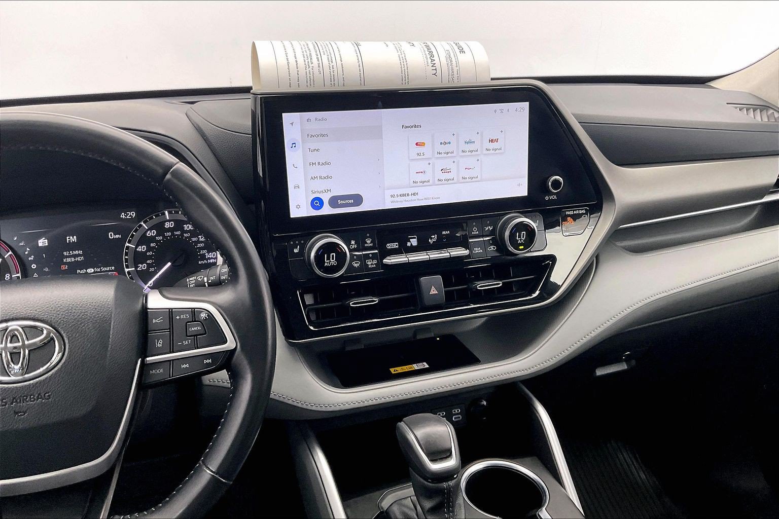 Used 2024 Toyota Highlander XLE FWD image 5