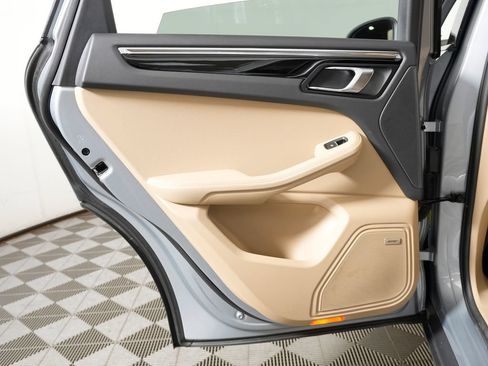 Certified 2025 Porsche Macan AWD/4WD image 38