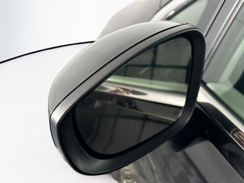 Used 2023 Chrysler Pacifica Touring-L image 16