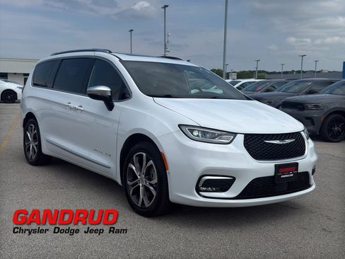 Used 2025 Chrysler Pacifica Pinnacle w/ Trailer Tow Group AWD/4WD image 1
