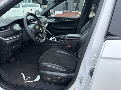 Used 2023 Jeep Grand Cherokee Altitude image 11