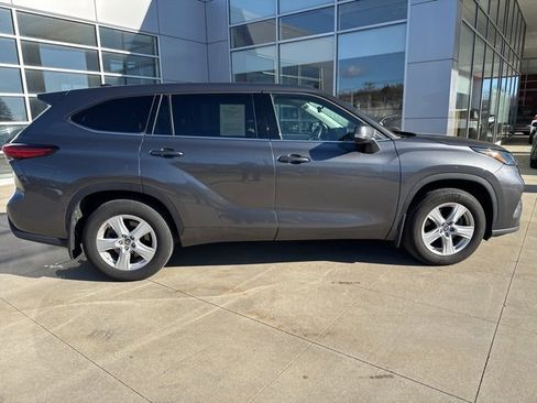 Used 2022 Toyota Highlander LE image 8