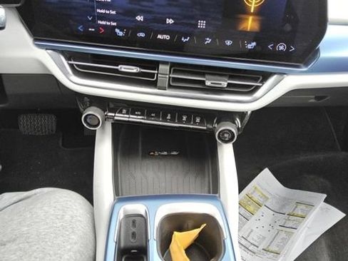 Certified 2025 Chevrolet Equinox EV LT FWD image 8