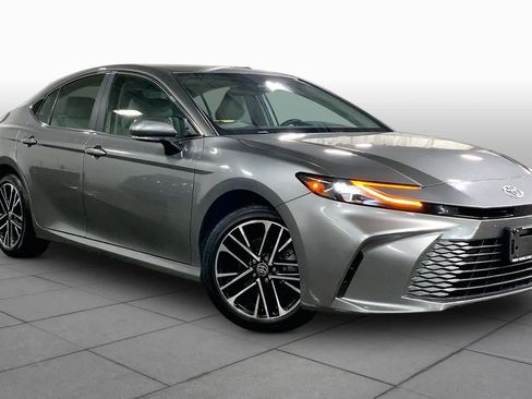 Used 2025 Toyota Camry XLE AWD/4WD image 3